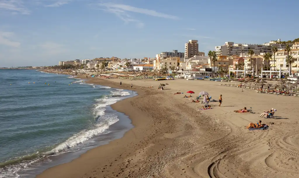 Torremolinos refuerza la accesibilidad con seis baños adaptados para personas ostomizadas en La Carihuela, Playamar y edificios municipales